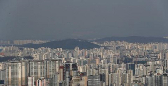 강북구 미아동에서 고가아파트의 기준이 되는 9억원을 넘어서는 단지들이 속출하고 있다. 지난달에 이어 이달에는 7·10 부동산 대책이 발표된 이후 미아동부센트레빌 전용84㎡평형이 실거래 사상 처음으로 9억원을 넘어섰다. 사진은 남산에서 바라본 서울 아파트 전경.   <연합뉴스>